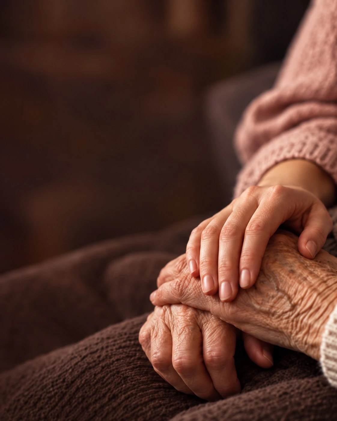 Mãos que acolhem com atenção e respeito